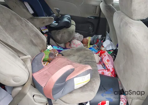 2012 Toyota Sienna Base V6 7 Passenger z USA, uszkodzony, nr VIN 5TDZK3DC1CS229876